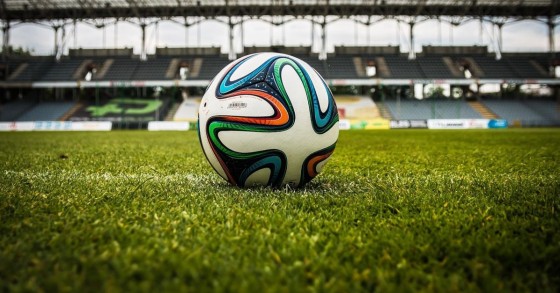 pallone da calcio su prato