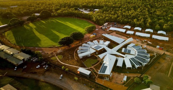 El centro Yutjuwala Djwarr Aged Care está ubicado en Nhulunbuy (Arnhem) y ha sido concebido por el estudio Kaunitz Yeung Architecture y la comunidad Yolŋu.