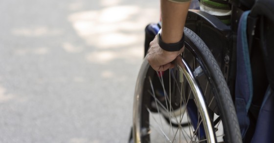 Disabile con sedia a rotelle