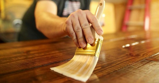 Il pennello piatto ideale per dipingere superfici in legno 
