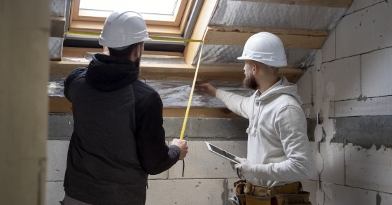 Due operai lavorano alla realizzazione di un cappotto termico