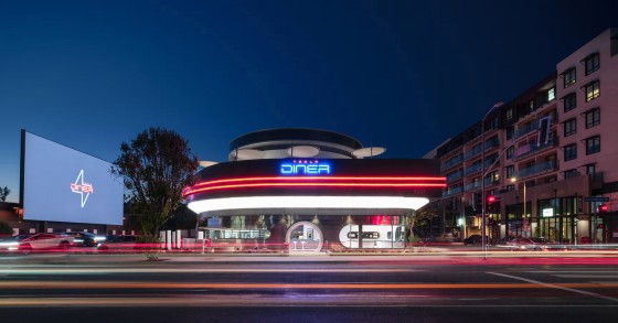 Ubicado en West Hollywood, sobre Santa Monica Boulevard, Los Ángeles, el Tesla Diner es diner clásico con alma retrofuturista.