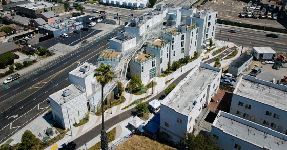 Isla Intersections, diseñado por LOHA, alberga 54 apartamentos de apoyo construidos mediante contenedores marítimos.