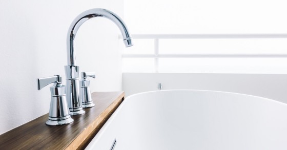 Un bagno con rubinetti in acciaio inox