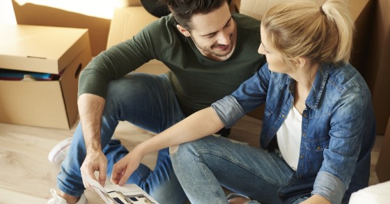 Coppia alle prese con i lavori nella nuova casa