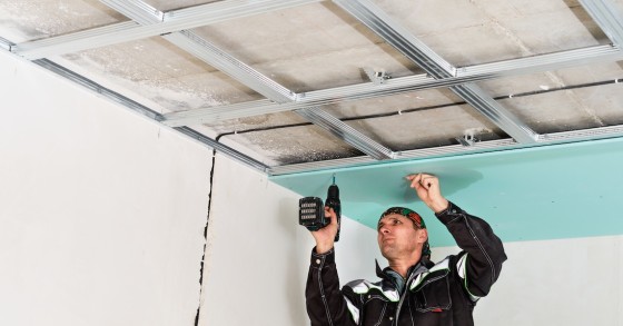 Operaio specializzato lavora all’insonorizzazione del soffitto