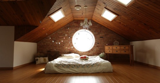 Il letto basso o contenitore é perfetto per la mansarda