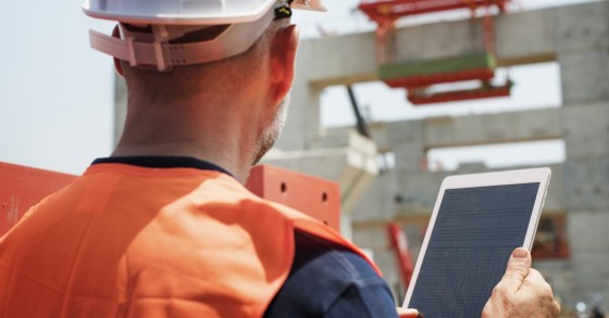 operaio edile che lavora all'aperto con il progetto