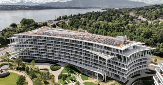 El edificio está rodeado por una serie de infraestructuras viarias que configuran un paisaje complejo de la zona de Weehawken.