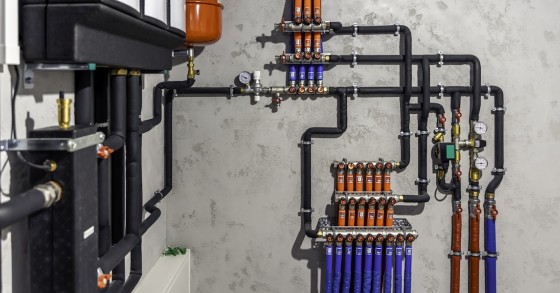 Moderno sistema di riscaldamento autonomo nella sala caldaie