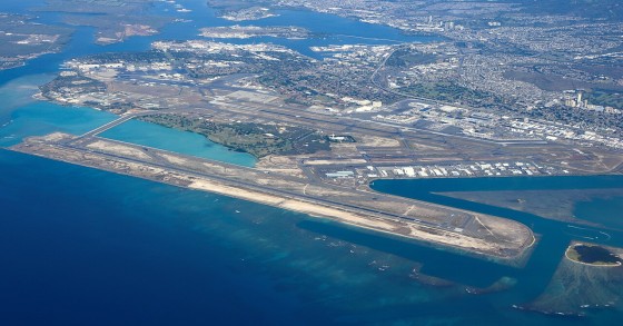 Vista aerea dell'aeroporto internazionale Daniel K. Inouye nel 2025, scattata da un aereo diretto a ovest prima di virare per atterrare sulla pista 8L