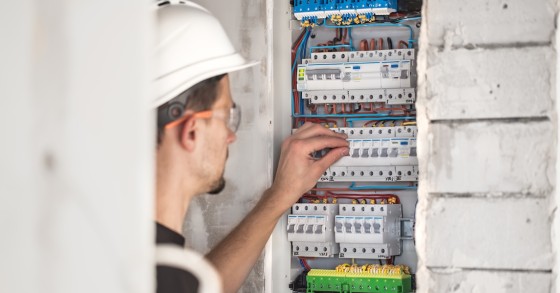 Tecnico elettrico lavora a un quadro elettrico