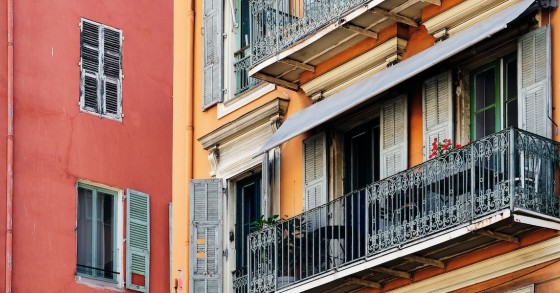 Architettura colorata, finestre e balconi di un edificio rosso