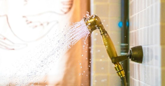 un soffione della doccia con acqua