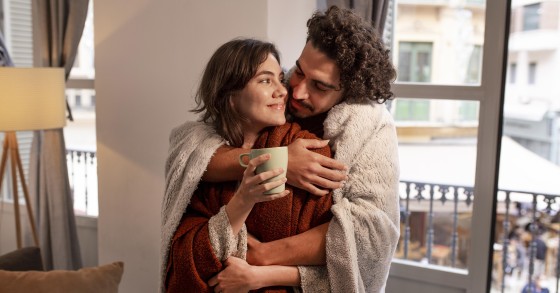 Casal em casa no dia dos namorados