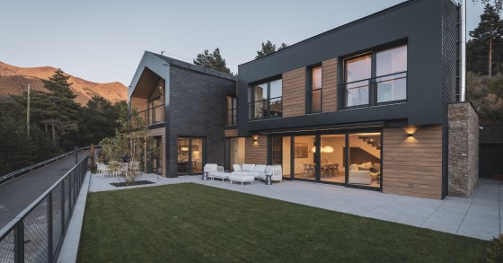 Questa casa ad Auvinyà (Andorra), certificata Passivhaus Low Energy, coniuga l'architettura alpina tradizionale con tecnologie avanzate di ventilazione e climatizzazione