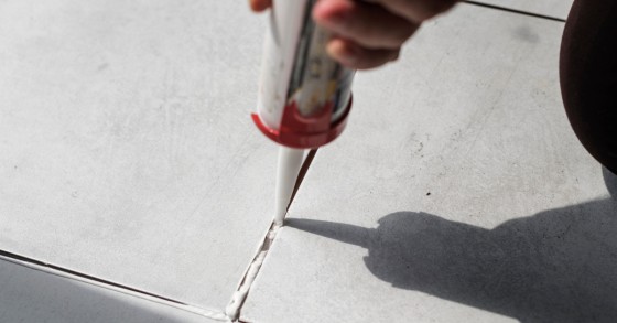 Riparare una mattonella con il silicone