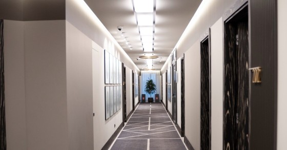 Corridoio con gole luminose