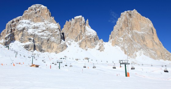 Sciare sulle Dolomiti in primavera