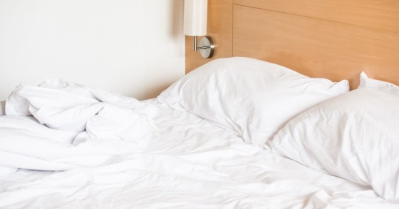 letto sfatto bianco