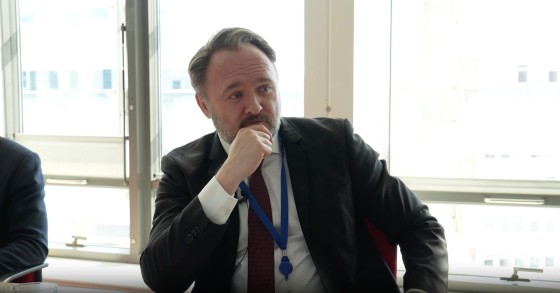 Archivo - El Comisario Europeo de Energía y Vivienda, Dan Jorgensen, durante una entrevista con la European Newsroom (ENR) en Bruselas (Bélgica), el martes 18 de marzo de 2025.