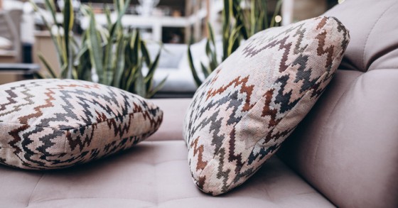 Pouf letto aperto con cuscini decorativi