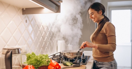 Donna in cucina che prepara dei cibi