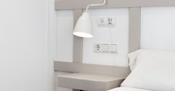 Presa elettrica vicino a un letto