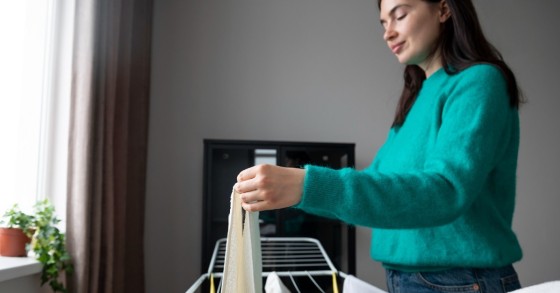 Donna che stende il bucato