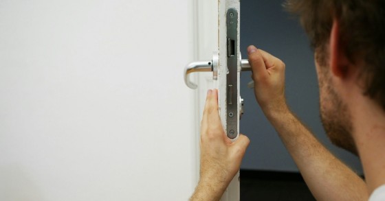 Controllo della maniglia di una porta