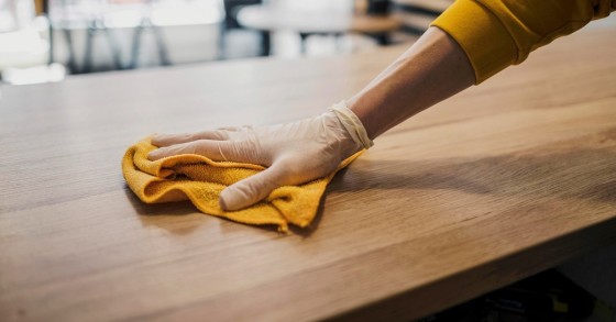 Un panno giallo passato su una superficie