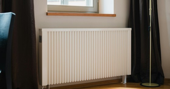 Un termosifone bianco in una stanza