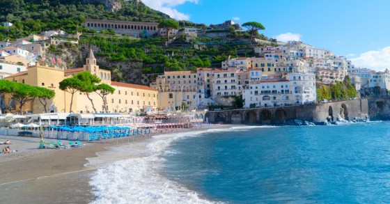 Inquadratura panoramica di una cittadina costiera italiana