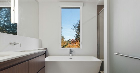 Un bagno con vasca sotto la finestra