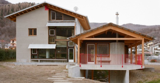 Casa BM, risalente alla metà del XX secolo, si trova ai piedi dell'imponente Monviso