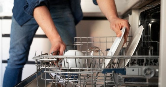 Inserimento dei piatti in una lavastoviglie