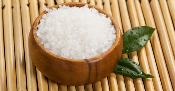 ciotole di sale con foglie verdi