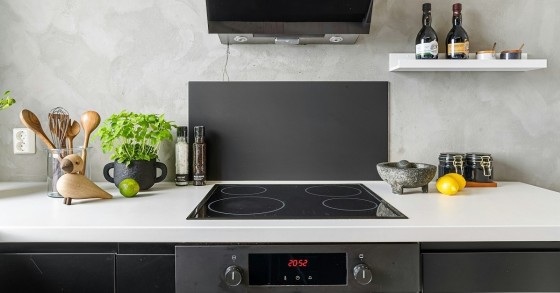 Una cucina con piano a induzione
