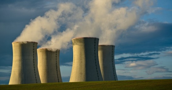 Le torri di una centrale nucleare