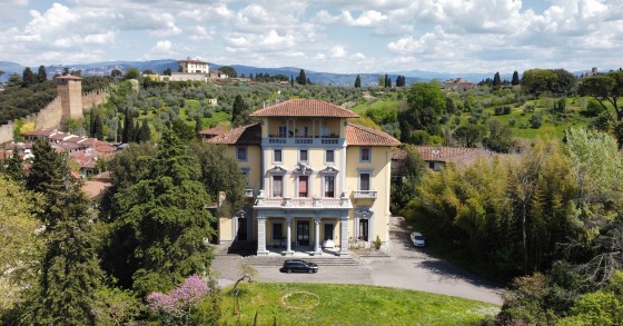 Can foreign buyers purchase luxury property in Italy