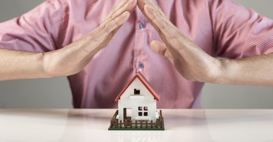 Persona che crea una casa sul tetto con le proprie mani