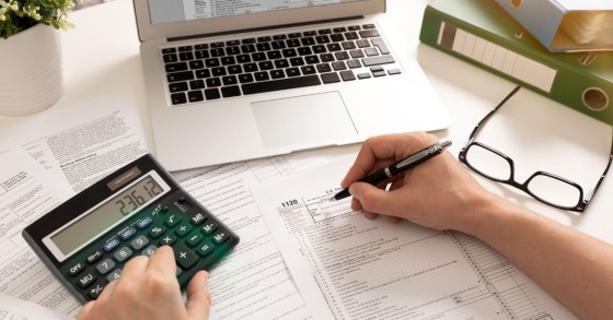Postazione calcolo delle imposte pratiche contabili disposizione di documenti finanziari
