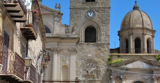 Veduta del complesso della Cattedrale di Troina da piazza Conte Ruggero