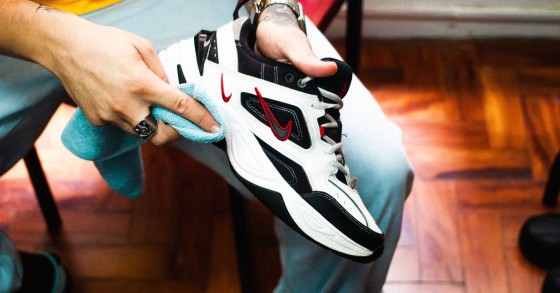 uomo che pulisce sneakers 