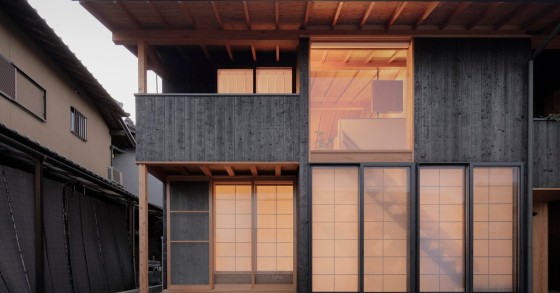 La casa a Saidera, Osaka, Giappone, è stata progettata per una famiglia di cinque persone