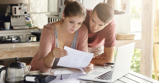 Una coppia esamina i consumi energetici di casa