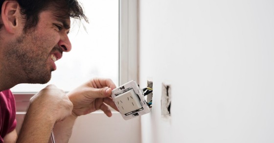 Uomo lavora su un impianto elettrico domestico