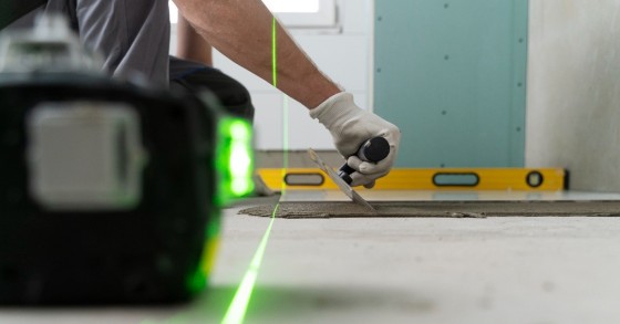 Preparazione alla posa delle piastrelle su un pavimento