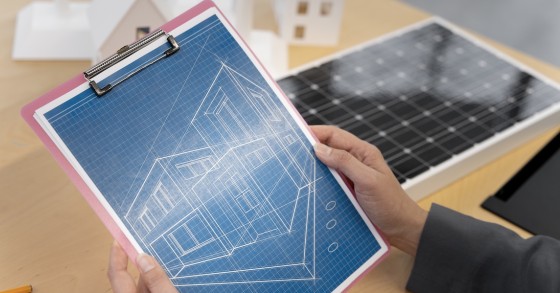 Professionista che pianifica l'uso di energie alternative
