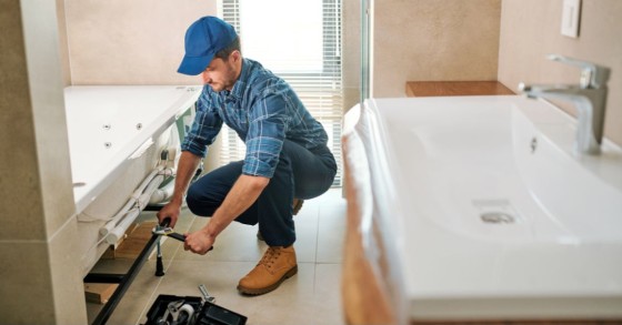 Professionista a lavoro per la ristrutturazione del bagno